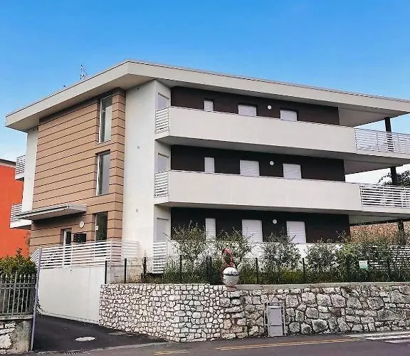 Domus Aurus Luxury Apartment *